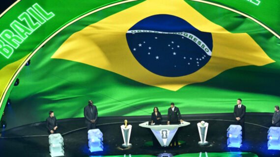 Sorteio da Copa do Mundo de 2026 com a bandeira do Brasil (foto: Roberto SCHMIDT / AFP)