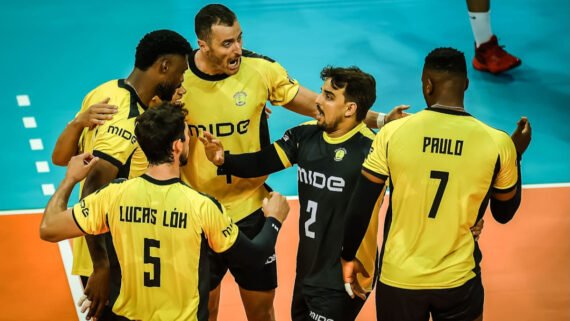 Jogadores do Praia Clube na estreia do Mundial de Clubes Masculino de Vôlei (foto: Divulgação FIVB)