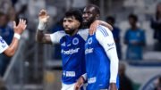 Bolasie em comemoração de gol pelo Cruzeiro com Gabigol (foto: Gustavo Aleixo / Cruzeiro)