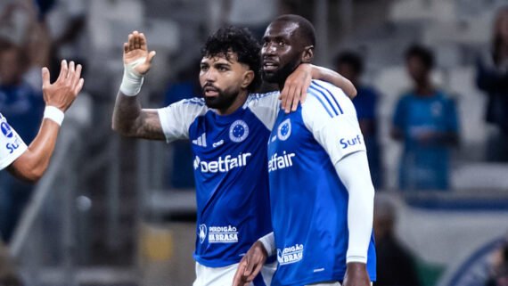 Bolasie em comemoração de gol pelo Cruzeiro com Gabigol (foto: Gustavo Aleixo / Cruzeiro)