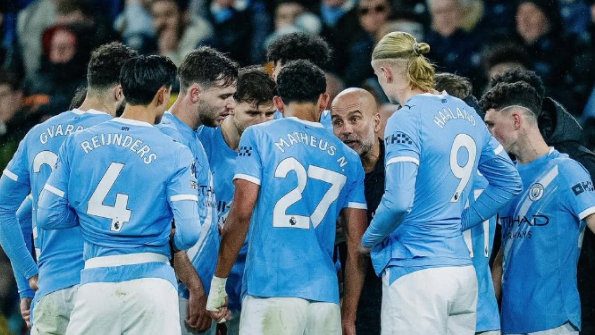 Jogadores do City reúnem com treinador (foto: Divulgação/City)