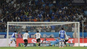 Pênalti decisivo de Alex Telles no fim de Cruzeiro de Botafogo no Mineirão - Crédito: 