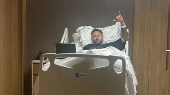 Neymar em leito do hospital (foto: Divulgação/Neymar)