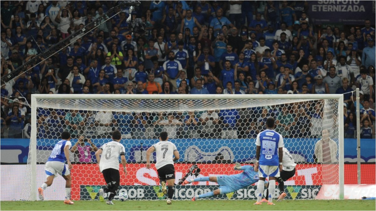 Pênalti decisivo de Alex Telles no fim de Cruzeiro de Botafogo no Mineirão (foto: Alexandre Guzanshe/EM/DA Press)