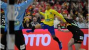 Jogadora da Seleção Brasileira de Handebol durante ataque (foto: Sascha Schuermann/AFP)