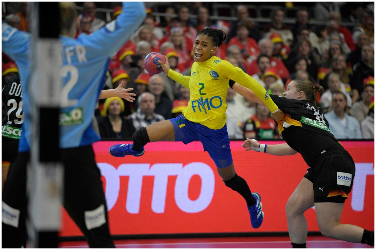 Jogadora da Seleção Brasileira de Handebol durante ataque (foto: Sascha Schuermann/AFP)