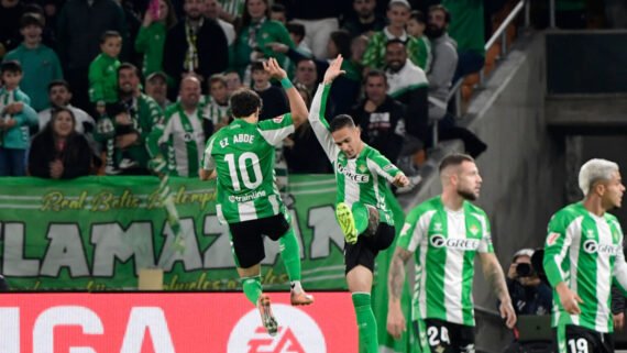 Jogadores do Betis durante comemoração de gol (foto: Cristina Quicler/AFP)