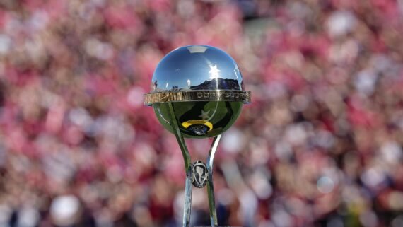A taça da Copa Sul-Americana, desejo do Atlético em 2026 (foto: Divulgação/X/Copa Sul-Americana)