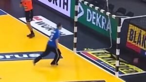 Lari Araújo infiltrou no meio da defesa, saltou e enganou a goleira adversária no ar - Crédito: 