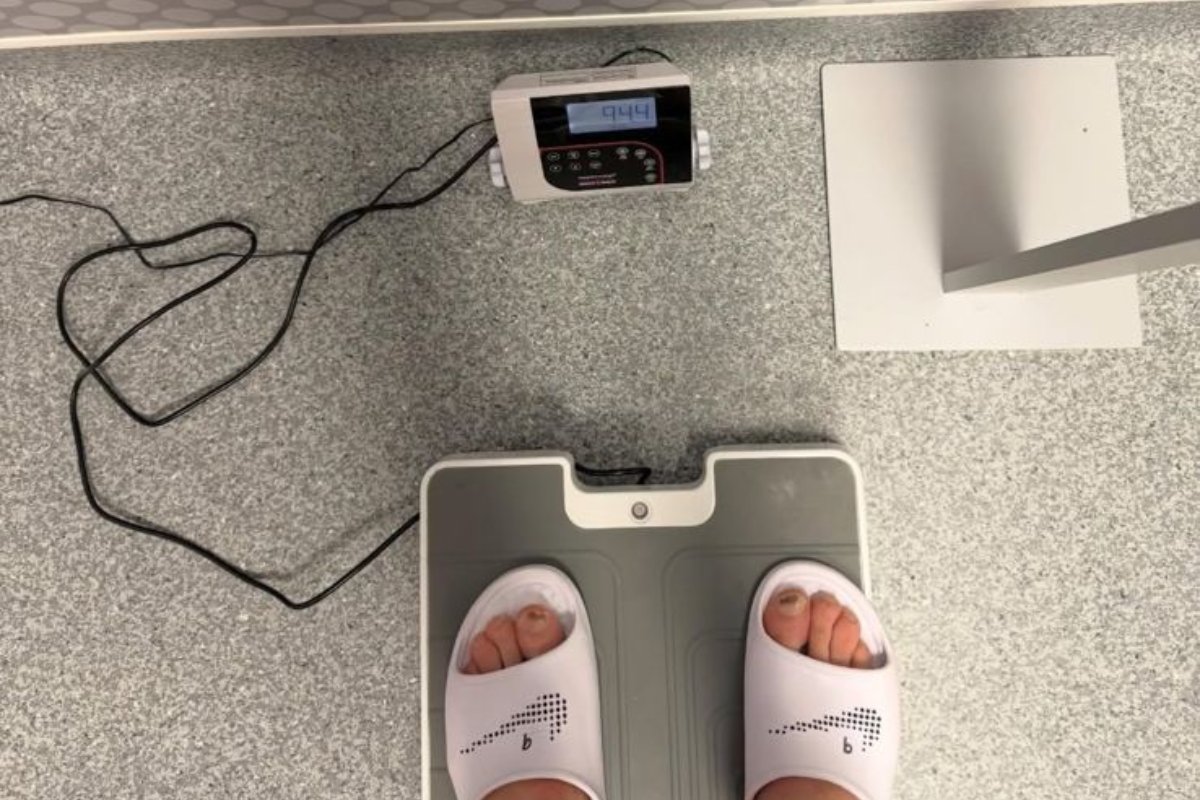 Foto de dois pés em cima de uma balança (foto: Reprodução/Haaland)