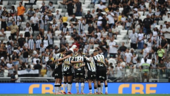 Jogadores do Atlético reunidos antes de goleada sobre o Vasco, pelo Campeonato Brasileiro, na Arena MRV (foto: Alexandre Guzanshe/EM/D.A. Press)