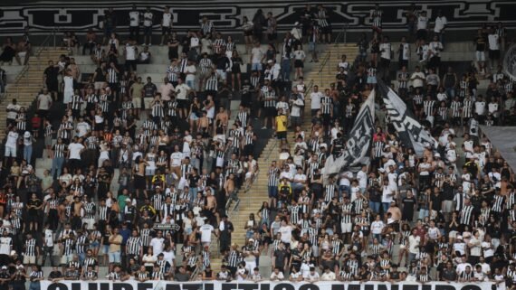 Torcedores do Atlético na Arena MRV antes de jogo contra o Vasco, pelo Campeonato Brasileiro (foto: Alexandre Guzanshe/EM/D.A. Press)