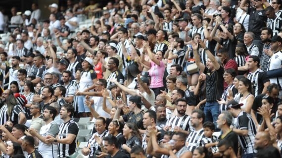 Torcedores do Atlético durante duelo contra o Vasco na Arena MRV (foto: Alexandre Guzanshe/EM/D.A Press)
