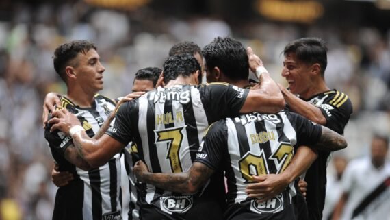 Jogadores do Atlético comemoram gol em goleada sobre o Vasco, na Arena MRV, pelo Campeonato Brasileiro (foto: Alexandre Guzanshe/EM/D.A. Press)