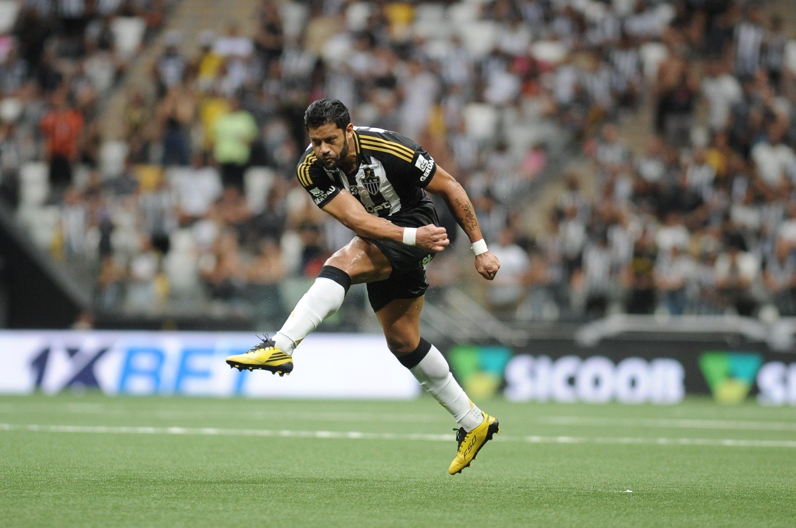 O chute de Hulk, do Atlético, que estufou as redes do Vasco na Arena MRV - (foto: Alexandre Guzanshe/EM/D.A. Press)