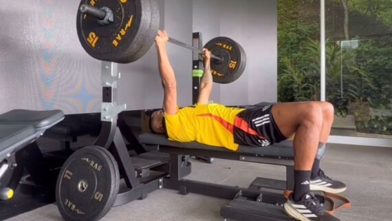 Júnior Santos levanta pesos em treino pelo Atlético na Cidade do Galo (11/12) (foto: Reprodução/Instagram/Júnior Santos)
