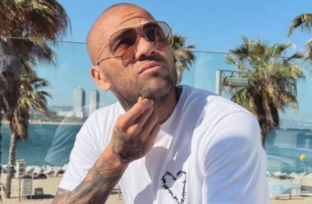 Daniel Alves de óculos escuros, vestido com camisa branca e coçando o queixo (foto: Reprodução/Instagram)