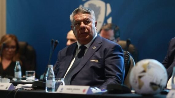 Chiqui Tapia, presidente da AFA, está no centro de uma acusação de corrupção no futebol argentino (foto: Divulgação/Conmebol)