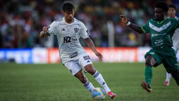 Kamdem (direita) marca Gustavo Scarpa durante duelo entre Tocantinópolis e Atlético, pela Copa do Brasil de 2025 (foto: Pedro Souza/Atlético)