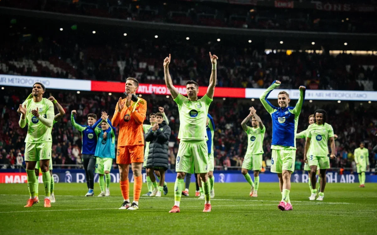 Lewandowski (ao centro) tem contrato com o Barcelona até a metade de 2026 (foto: Judit Cartiel/FC Barcelona)