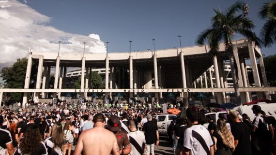Torcedores na chegada ao Maracanã (foto: João Gabriel Alves/Vasco)