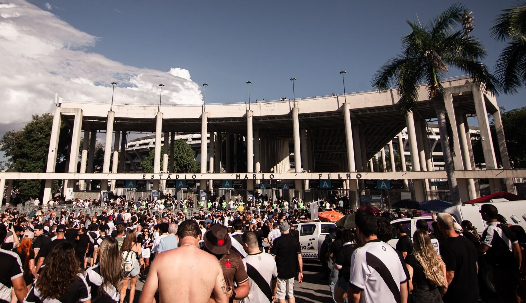 Torcedores na chegada ao Maracanã (foto: João Gabriel Alves/Vasco)