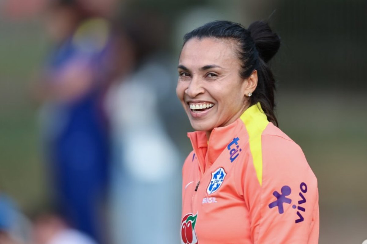 Jogadora Marta sorrindo para foto em treino da Seleção (foto: Divulgação/CBF)