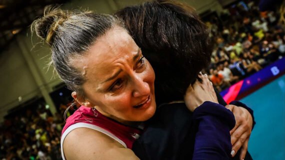 Ognjenović chora após conquista do Mundial de Clubes Feminino de Vôlei pelo Scandicci (foto: Divulgação/FIVB)