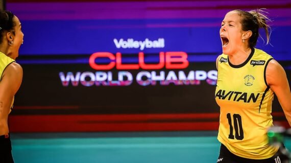 Jogadoras do Praia Clube comemoram no Mundial de Clubes (foto: Divulgação/FIVB)