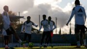 Atletas do Real Madrid treinando em campo aberto (foto: Divulgação/Real Madrid)