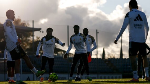 Atletas do Real Madrid treinando em campo aberto (foto: Divulgação/Real Madrid)