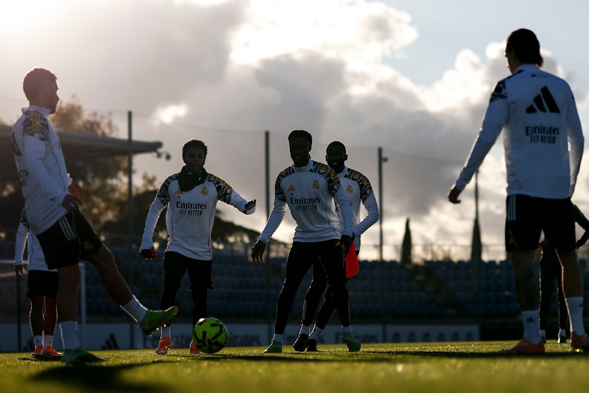 Atletas do Real Madrid treinando em campo aberto (foto: Divulgação/Real Madrid)