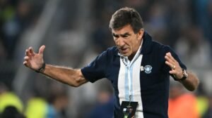 Gustavo Costas, de 62 anos, treinador do Racing, foi flagrado fumando durante decisão por pênaltis - Crédito: 