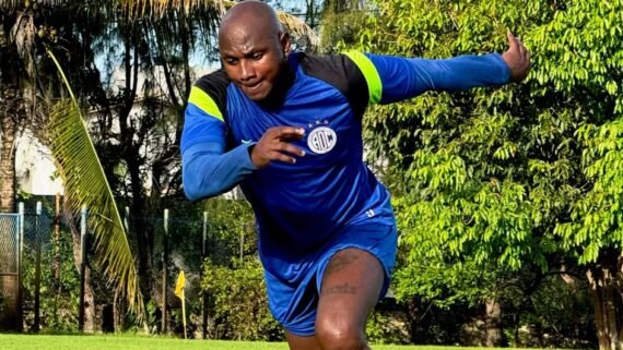 Centroavante Sassá em treino do Confiança (foto: Divulgação/Confiança)