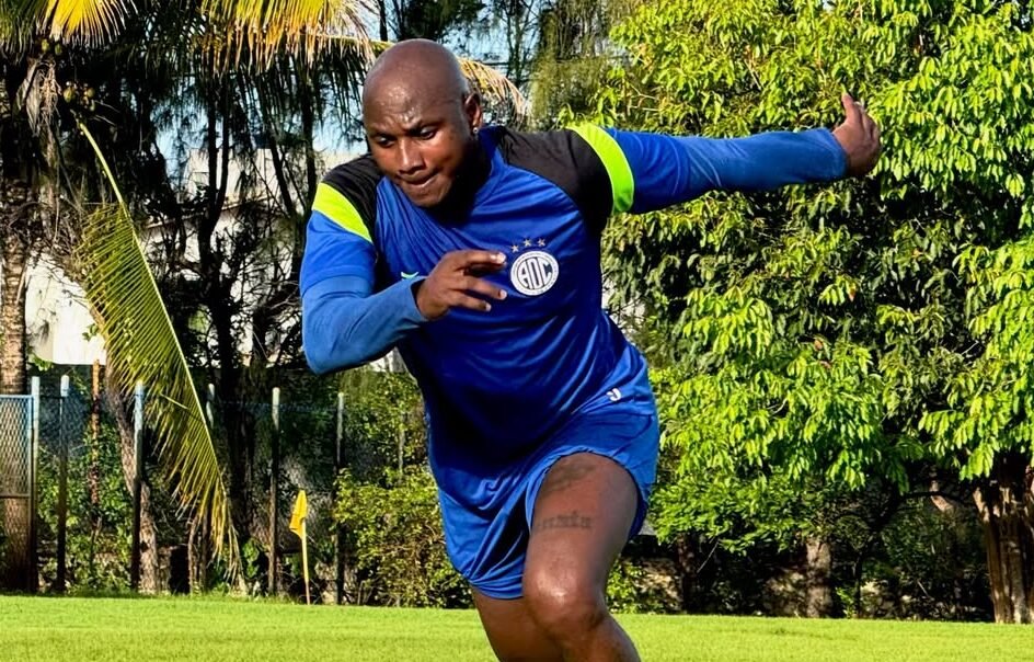 Centroavante Sassá em treino do Confiança (foto: Divulgação/Confiança)