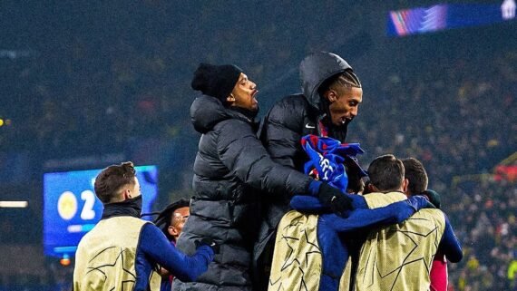 Elenco do Barcelona comemorando gol (foto: Divulgação/Barcelona)