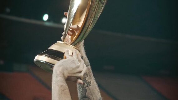 Jogador do Atlético Nacional ergue troféu da Copa da Colômbia (foto: Atlético Nacional/Divulgação)