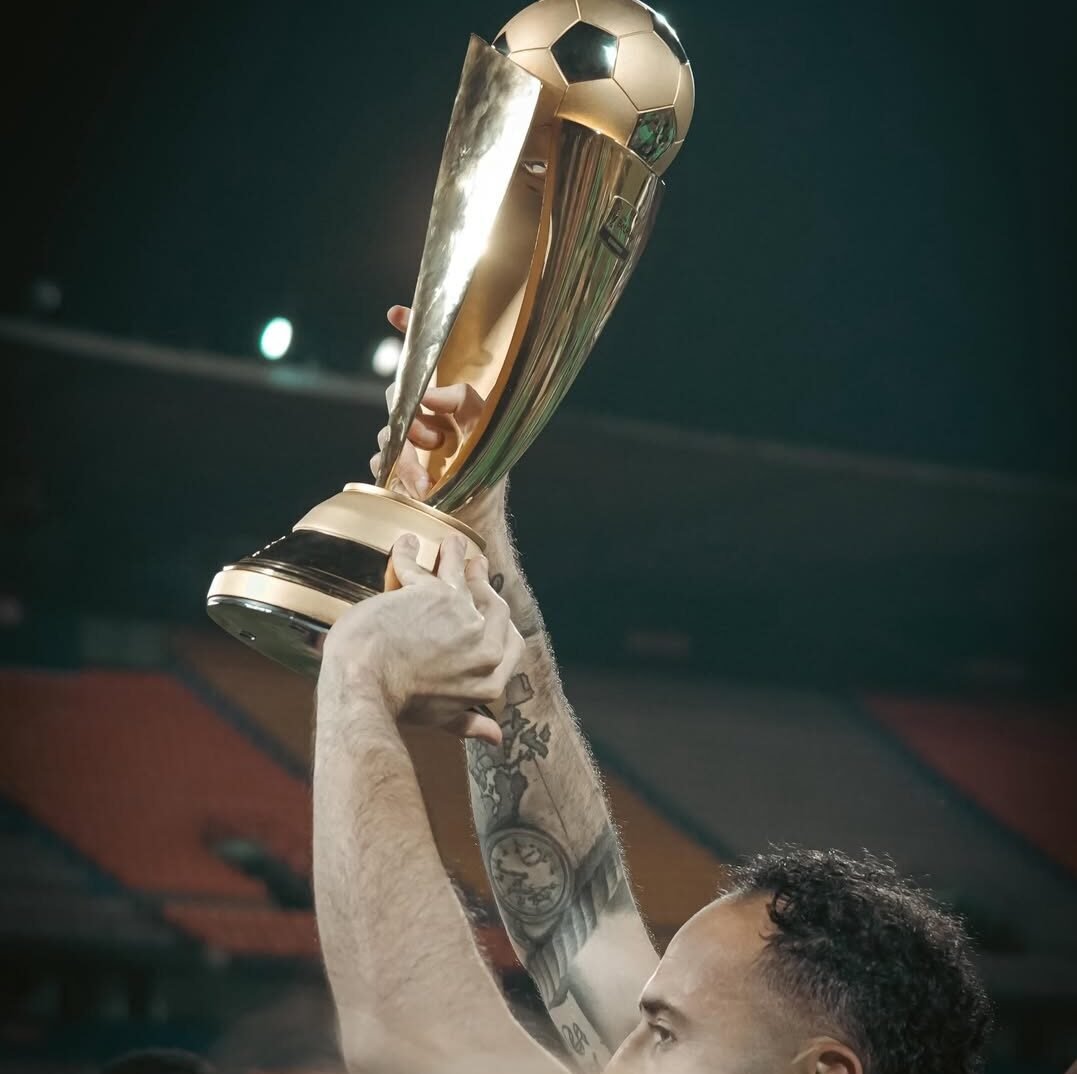Jogador do Atlético Nacional ergue troféu da Copa da Colômbia (foto: Atlético Nacional/Divulgação)
