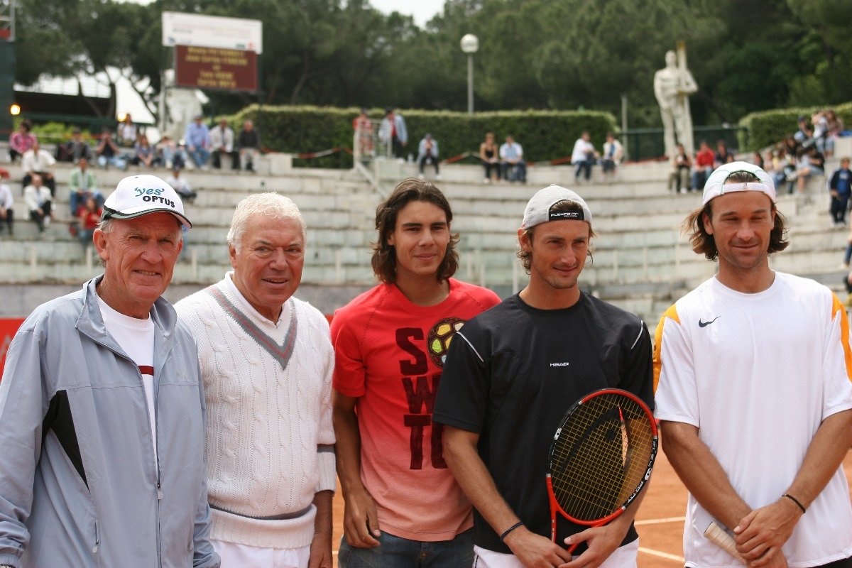 Atletas e ex-atletas de tênis posando para foto (foto: Divulgação/Aberto da Roma)
