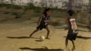 Duas crianças jogando bola em campo de terra (foto: Divulgação/Raminho Arapuca ZN)