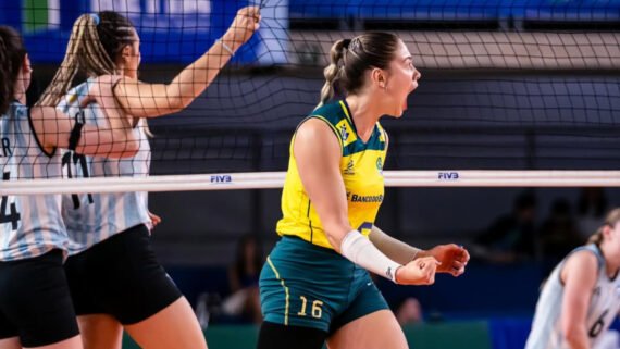 ponteira Maria Clara Andrade comemorando em quadra (foto: Fernanda Georges)