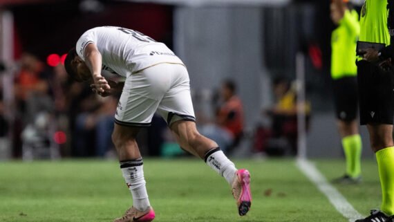 Mateus Carvalho entrando em campo pelo Vasco (foto: Divulgação/Mateus Carvalho)