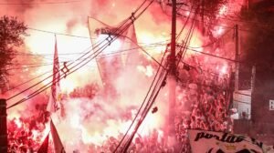 Torcedores do Santos em festa nos arredores da Vila Belmiro - Crédito: 