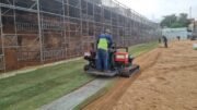 Máquina plantando grama no Estádio Municipal Juvêncio Augusto Soares (foto: Luiz Ribeiro/EM/DA Press)