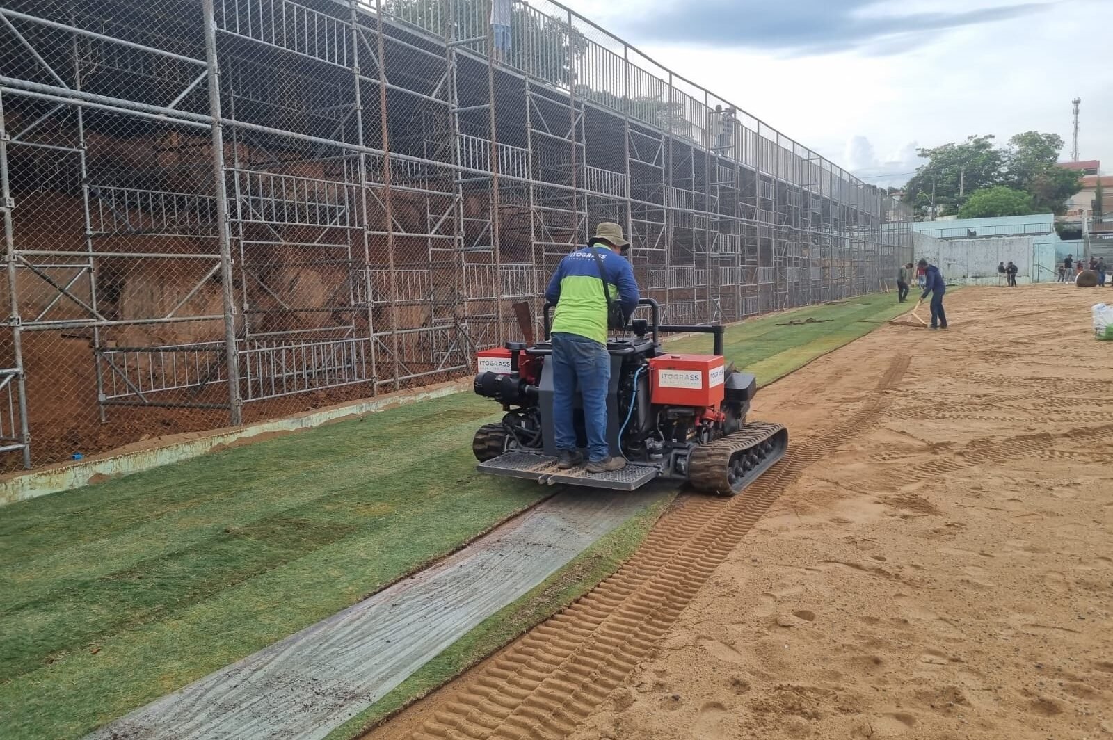 Máquina plantando grama no Estádio Municipal Juvêncio Augusto Soares (foto: Luiz Ribeiro/EM/DA Press)
