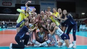 Ana Cristiana voltou às quadras em jogo pelo Fenerbahçe - Crédito: 