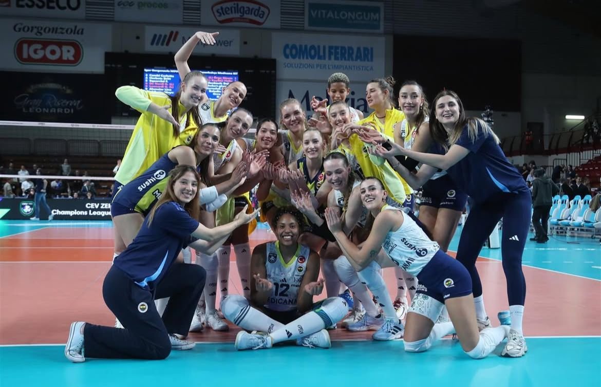 Ana Cristiana voltou às quadras em jogo pelo Fenerbahçe (foto: Reprodução)