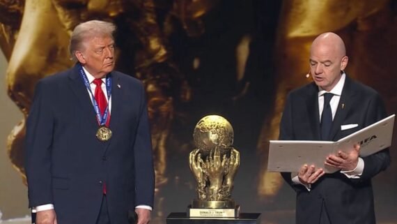 Donald Trump e presidente da Fifa durante premiação (foto: Reprodução)