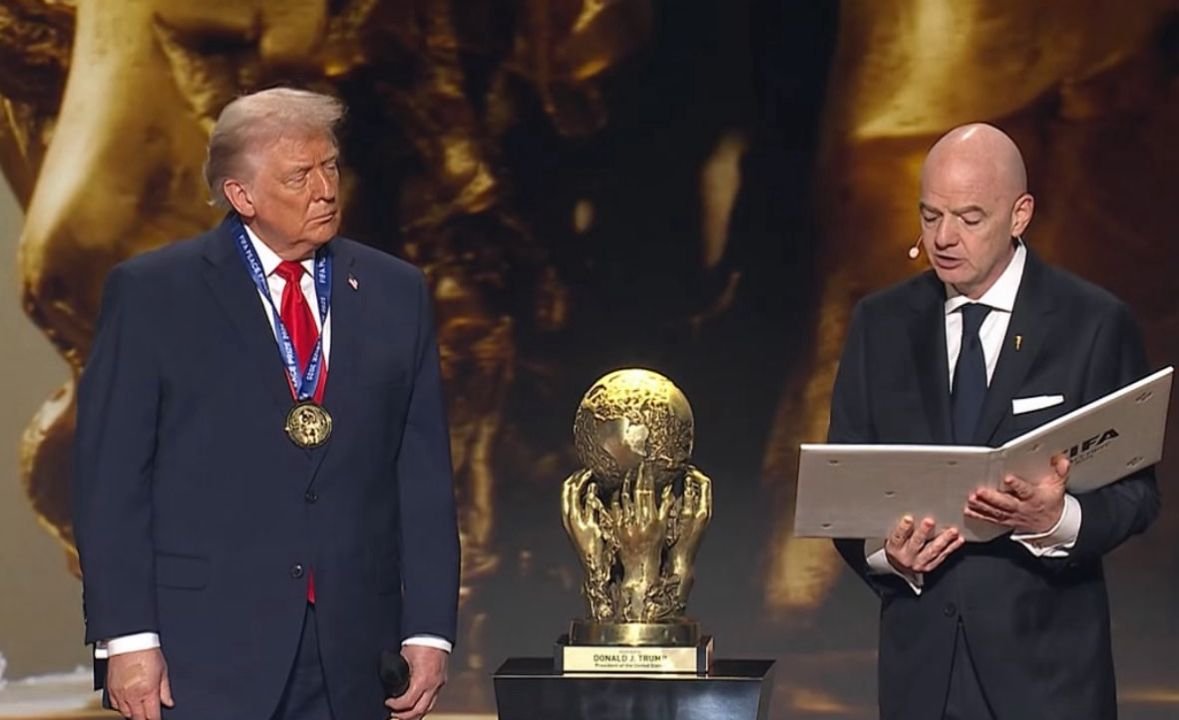 Donald Trump e presidente da Fifa durante premiação (foto: Reprodução)