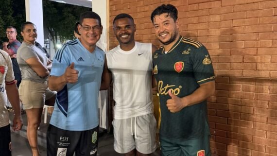 Nikão posa para foto com torcedores no clube AABB em Montes Claros (foto: Francisco Júnior/Divulgação)